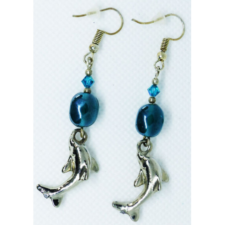 Boucles d'oreilles perle turquoise et breloque "dauphin"