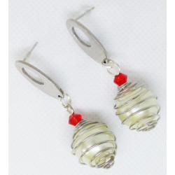 Boucles d'oreille acier - Perle en "cage" + perle rouge