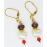 Boucles d'oreille perle de culture asymétrique + perle cristal bordeaux